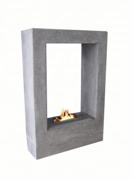 Betonfeuerstelle mit rechteckigem Rahmen und offener Flamme im unteren Bereich.